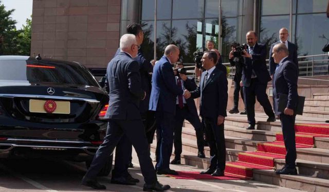 Cumhurbaşkanı Recep Tayyip Erdoğan, CHP Genel Başkanı Özgür Özel ile görüşmek için CHP Genel Merkez binasına geldi.