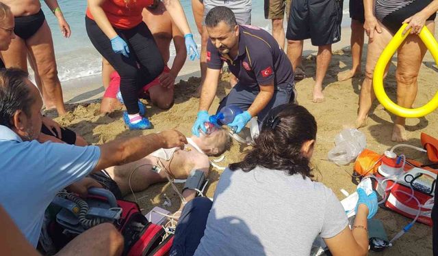 Denizde boğulma tehlikesi geçiren adam kalp masajı ve elektro şokla hayata döndürüldü