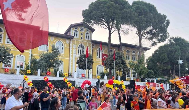 Denizli’de Galatasaray taraftarları 24. şampiyonluğu meydanlarda kutladı