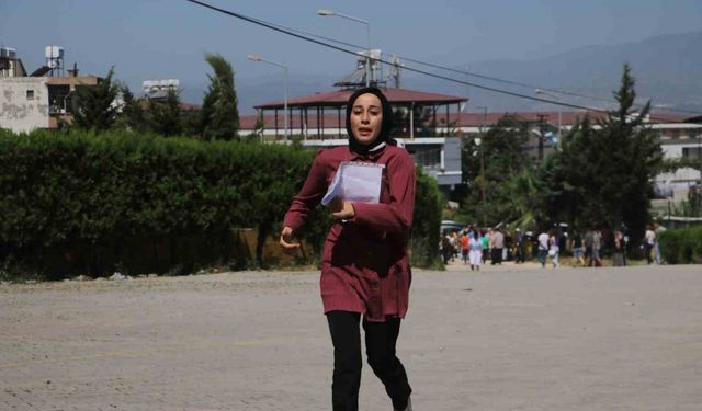Deprem bölgesinde 40 derece sıcakta YKS heyecanı, sınava geç kalanlar koşu maratonunda ter döktü