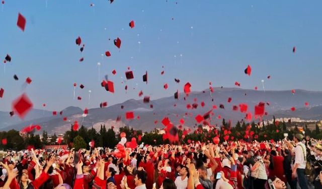 Depremin yaralarının sarıldığı İskenderun’da mezuniyet heyecanı