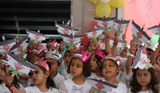 Depremzede çocuklardan Filistin bayraklı destek