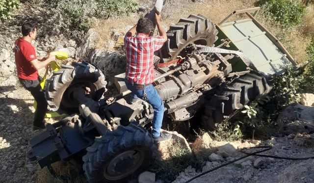 Devrilen traktörün sürücüsü ağır yaralandı