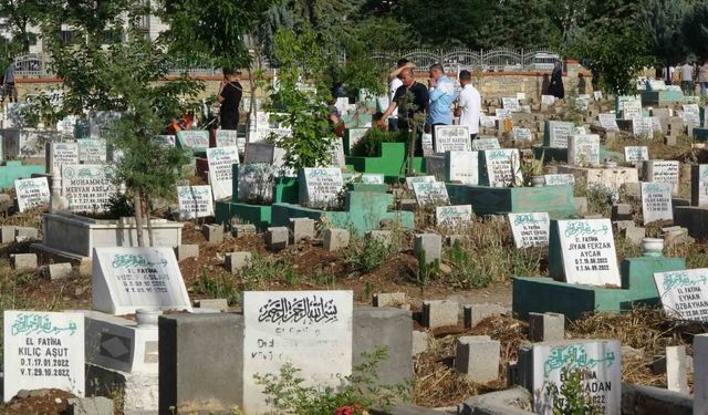 Diyarbakır’da bayram sabahı vatandaşlar mezarlıklara akın etti