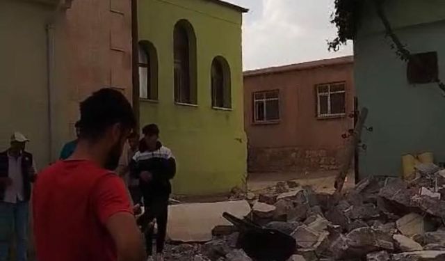 Diyarbakır’da fırtınada yıkılan caminin minaresi evin üstüne devrildi