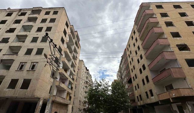Diyarbakır’da hasarlı binalar yıkılmayı bekliyor