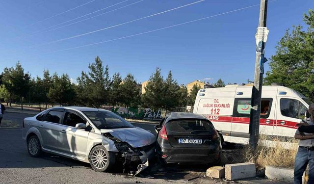 Diyarbakır’da iki otomobil çarpıştı: 2’si çocuk 7 yaralı