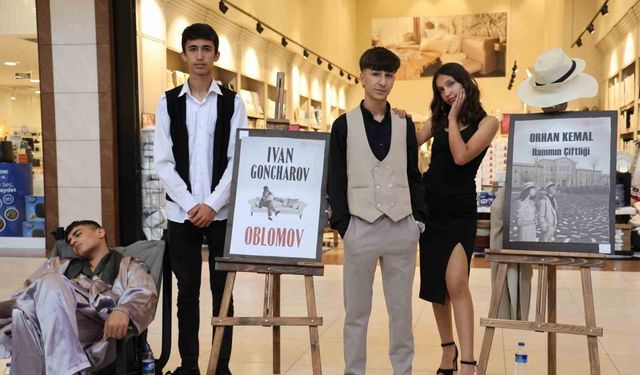 Diyarbakır’da öğrenciler bir yıl boyunca okudukları romanın karakterlerini canlandırdı