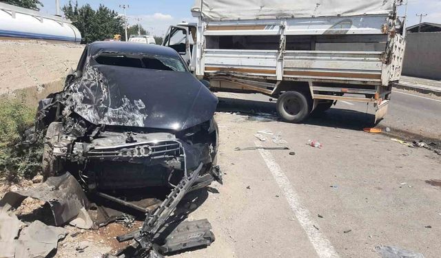 Diyarbakır’da otomobil ile kamyonet çarpıştı: 5 yaralı