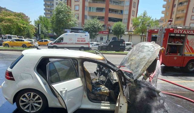 Diyarbakır’da park halindeki otomobil alev alev yandı