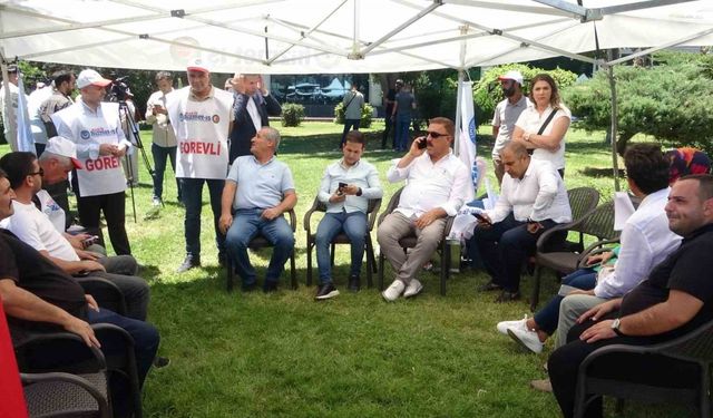 Diyarbakır’daki belediyelerden çıkarılan işçiler, Bağlar Belediyesi önünde oturma eylem başlattı