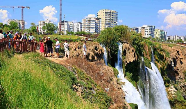 Düden Şelalesi’ne tatilci akını