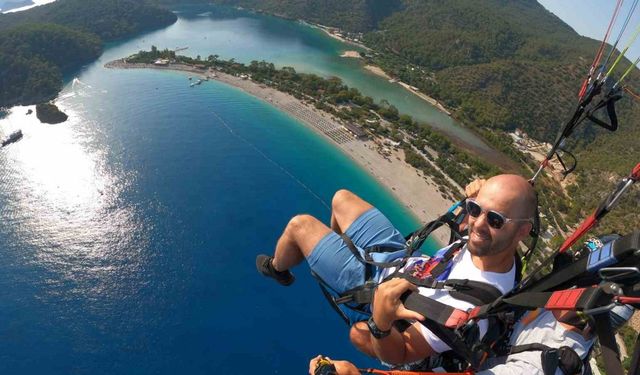 Dünyaca ünlü dalgıç Molchanov, Ölüdeniz’de yamaç paraşütü yaptı