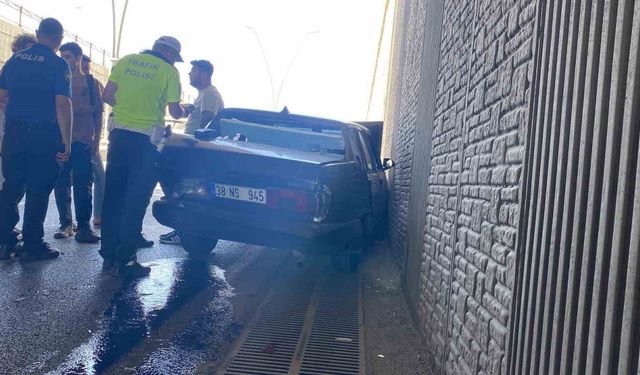 Duvara çarpan otomobildeki vatandaşlar kazadan burunları kanamadan kurtuldu