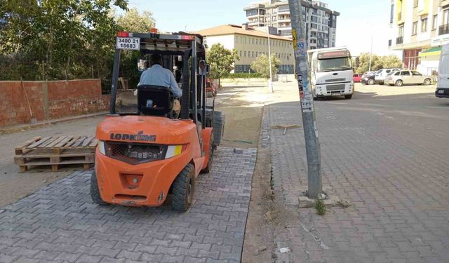 Edremit Belediyesi Kadıköy Mahallesi’nde yolları düzenliyor