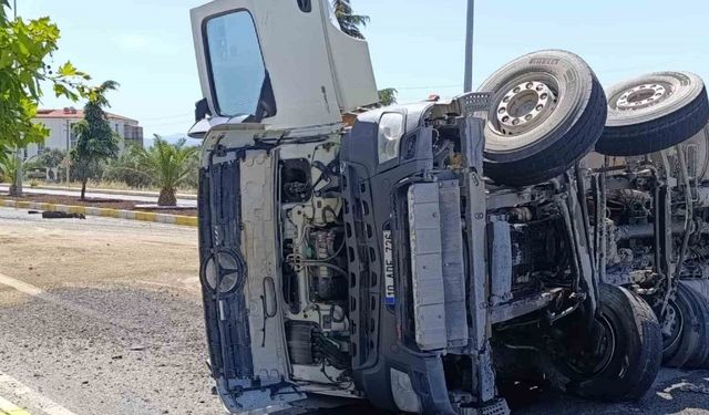 Edremit’te lastiği patlayan tır karayolunu trafiğe kapattı