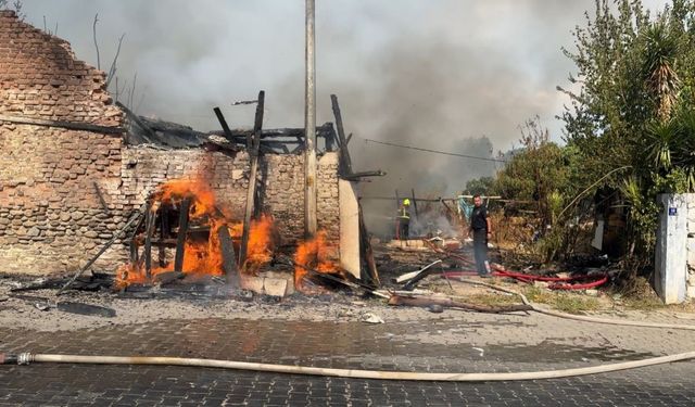 Efeler’de çıkan yangında 2’si metruk 3 ev zarar gördü