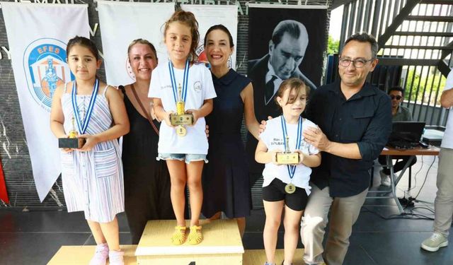 ’Efes’in Çocukları Satranç Turnuvası’ şampiyonlarına madalyaları verildi