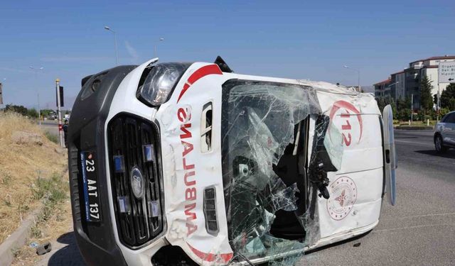 Elazığ’da ambulans takla attı: 5 yaralı