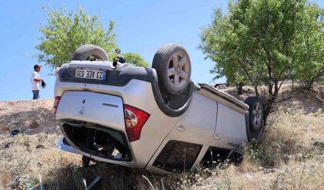 Elazığ’da otomobil şarampole yuvarlandı: 4 yaralandı