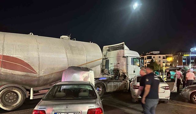 Elazığ’da tankerle iki otomobil çarpıştı: 2 yaralı
