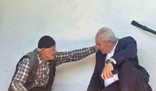 Eleşkirt Belediye Başkanı Yakut, Kurban Bayramı’nda en yaşlı vatandaşları ziyaret etti