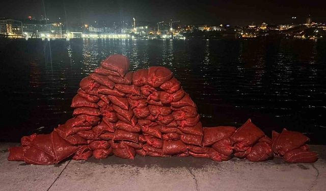 Eminönü sahilinde midye kaçakçılarına operasyon: 2 ton midye yakalandı