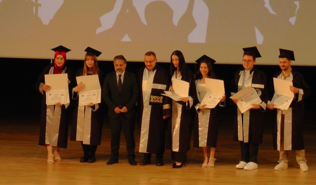 ERÜ’de İletişim Fakültesi mezunları diplomalarını aldı