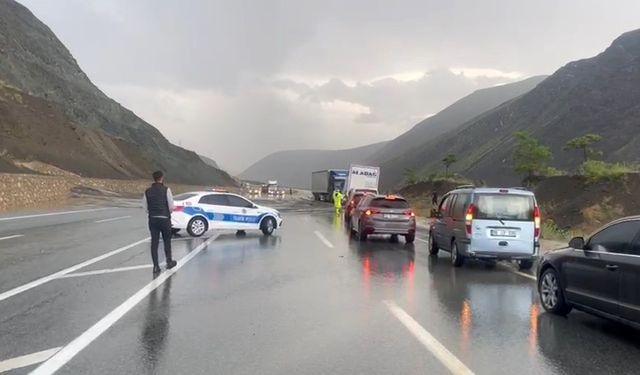 Erzincan - Sivas kara yolu heyelan nedeniyle ulaşıma kapandı