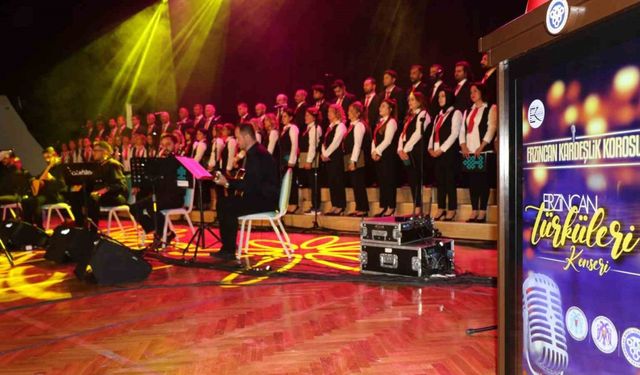 Erzincan’da farklı meslek gruplarından insanların bir araya geldiği “Kardeşlik Korosu” ilk konserini verdi