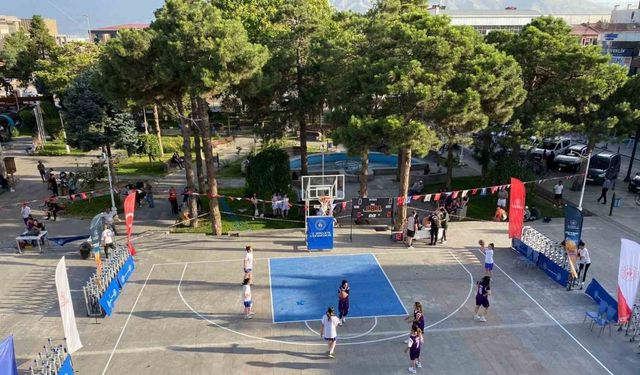 Erzincan’da sokaklar basketbol sahasına döndü