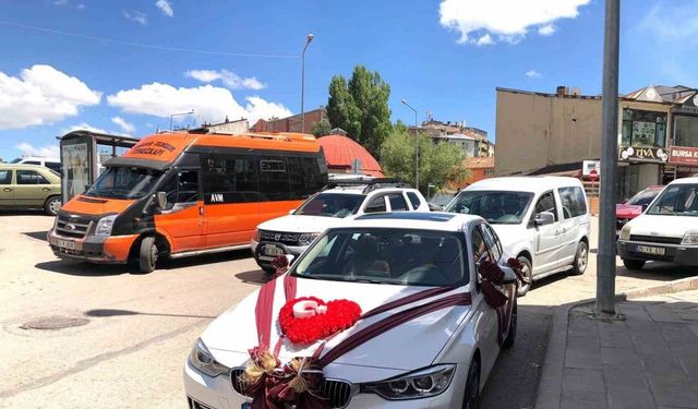 Erzurum’da gelin arabalarında ay-yıldız sevgisi