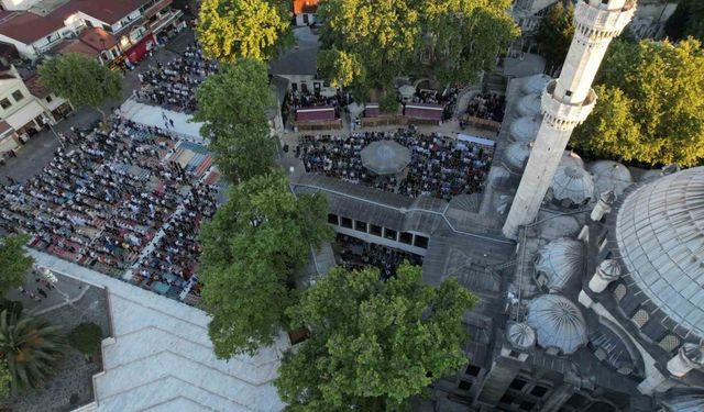 Eyüp Sultan Camii’nde bayram namazı yoğunluğunu böyle görüntülendi