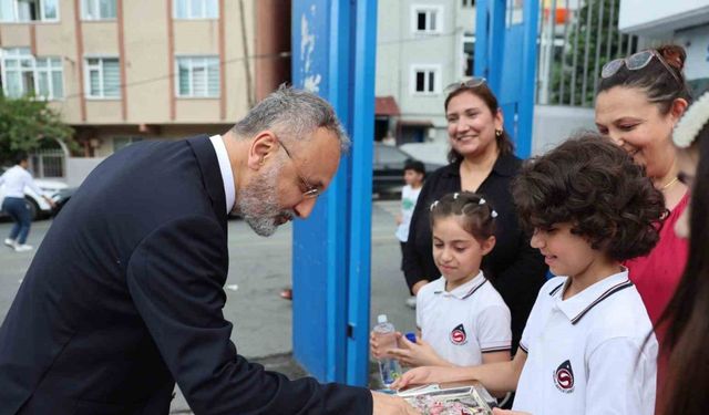 Eyüpsultan Belediye Başkanı Özmen, öğrencilerin karne heyecanına ortak oldu