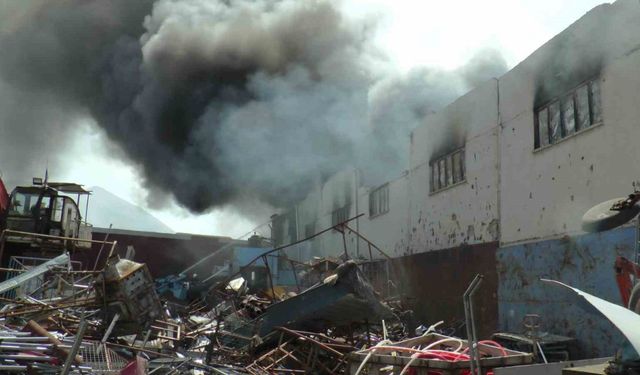 Fabrika yangınına 72 personel ve 25 itfaiye aracı müdahale etti
