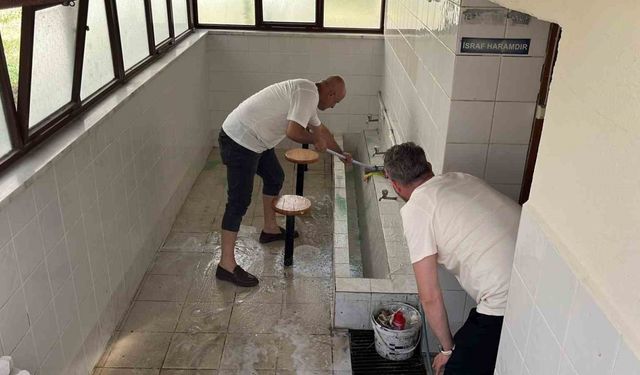 Farkındalık oluşturması amacıyla cami tuvaletlerini temizlediler