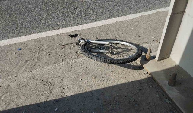 Feci kaza kamerada: Otomobil bisikletli çocuğa çarptı