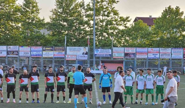 Filistin bayraklı forma giyerek maça çıktılar