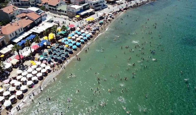 Foça’da tatilci yoğunluğu: Plajlar tıklım tıklım