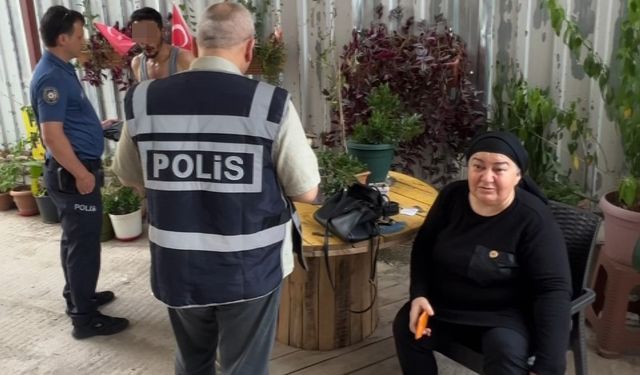 Fotoğrafçı kadının çantasından para çaldı, yakalanınca özür dileyip helallik istedi