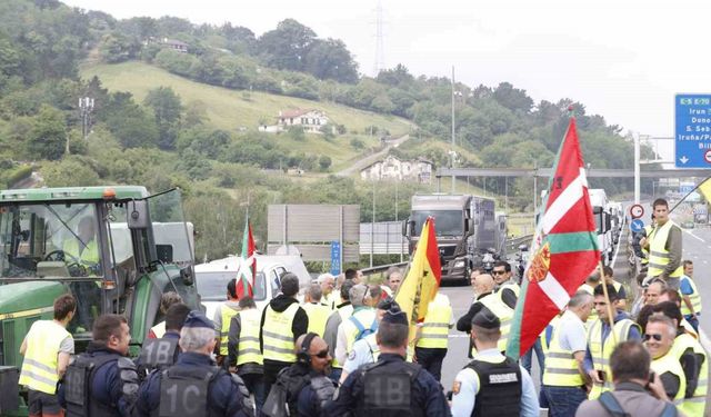 Fransız ve İspanyol çiftçiler Fransa-İspanya sınırını kapattı