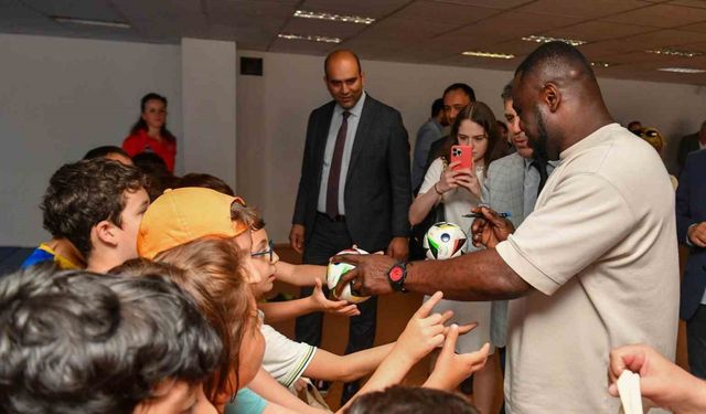 Futbolcu Asamoah "Ankara Sokaklarında Çalışan Çocuklar Merkezi"ni ziyaret etti
