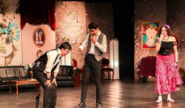 Gaziantep Kolej Vakfı’nda Lüküs Hayat müzikali sahnelendi