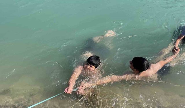 Gençlerden kanalda boğulmaya karşı ’Adana usulü’ güvenlik önlemi