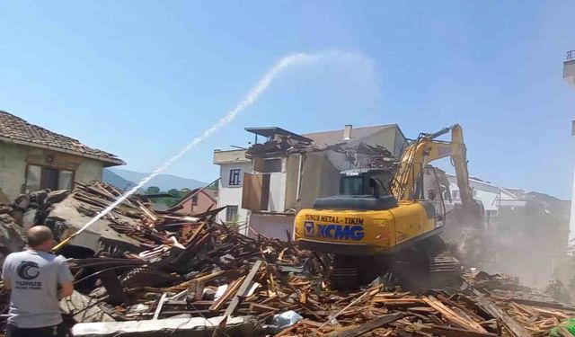 Gölcük’te yıkılan bina sayısı 131 oldu