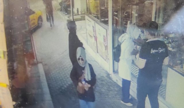 Gözlüklü kadın hırsızlar kameraya yakalandı