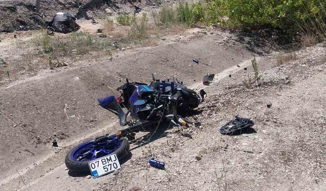 Hafif ticari araç ile motosiklet çarpıştı: 2 ölü, 2 yaralı