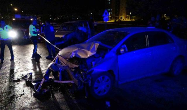 Hafif ticari araç ile otomobil kafa kafaya çarpıştı: 1 ölü, 3 yaralı