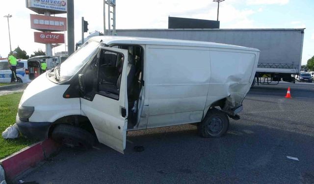 Hafif ticari araçla çarpışan minibüs refüje çıktı: 2 yaralı