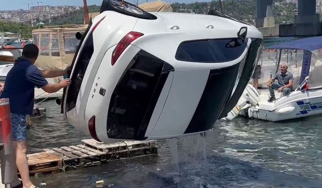 Haliç sahilinde otomobil denize düştü, vinç yardımıyla kurtarıldı